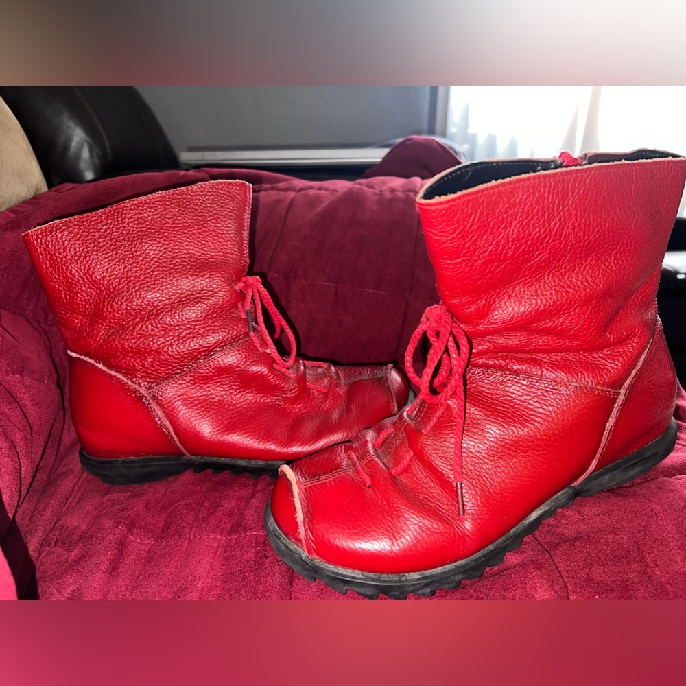 Red boots - Picture 4 of 6